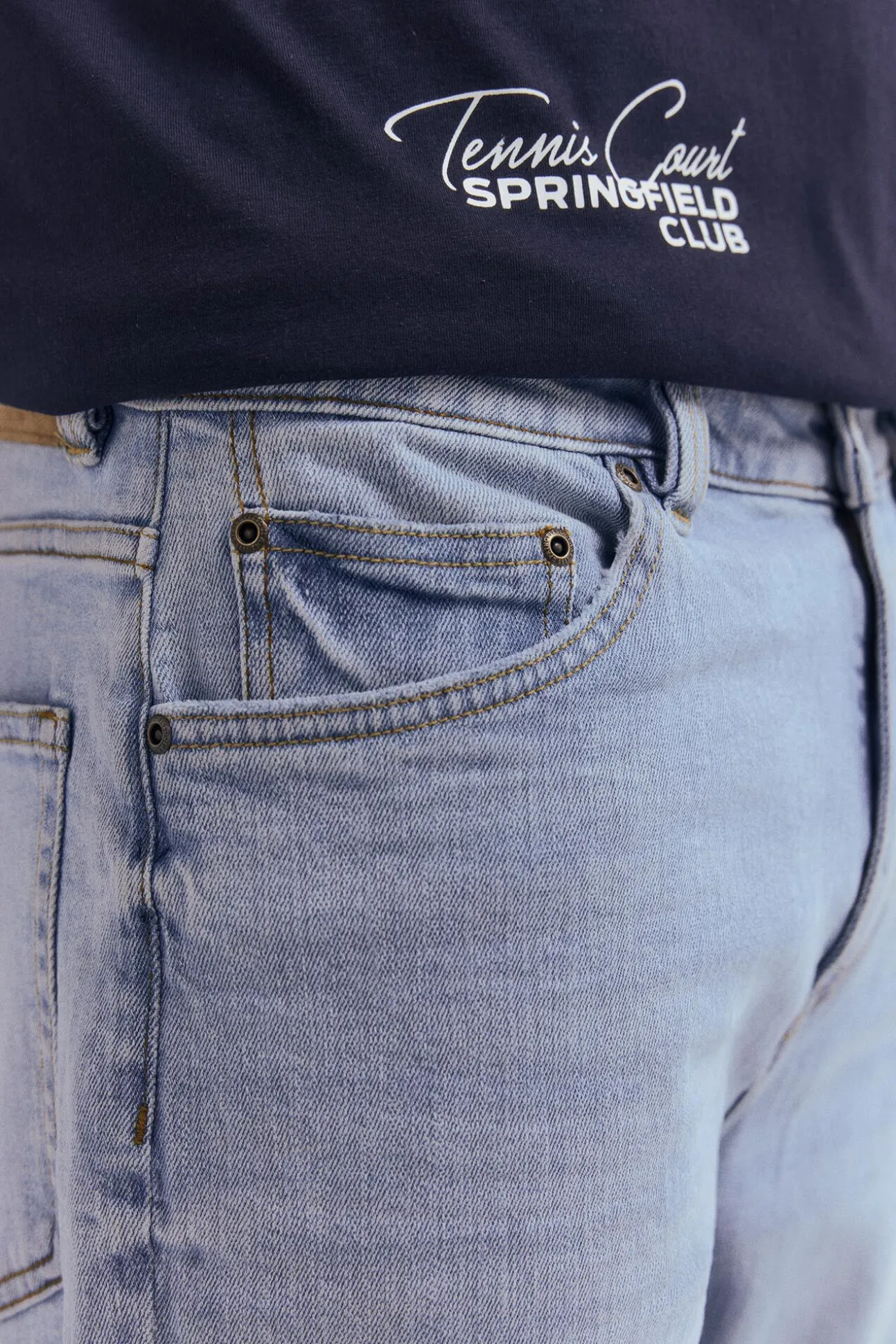 Jeans de corte reto com lavagem clara