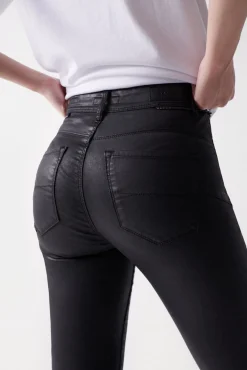 Jeans faith push in cropped com efeito coating