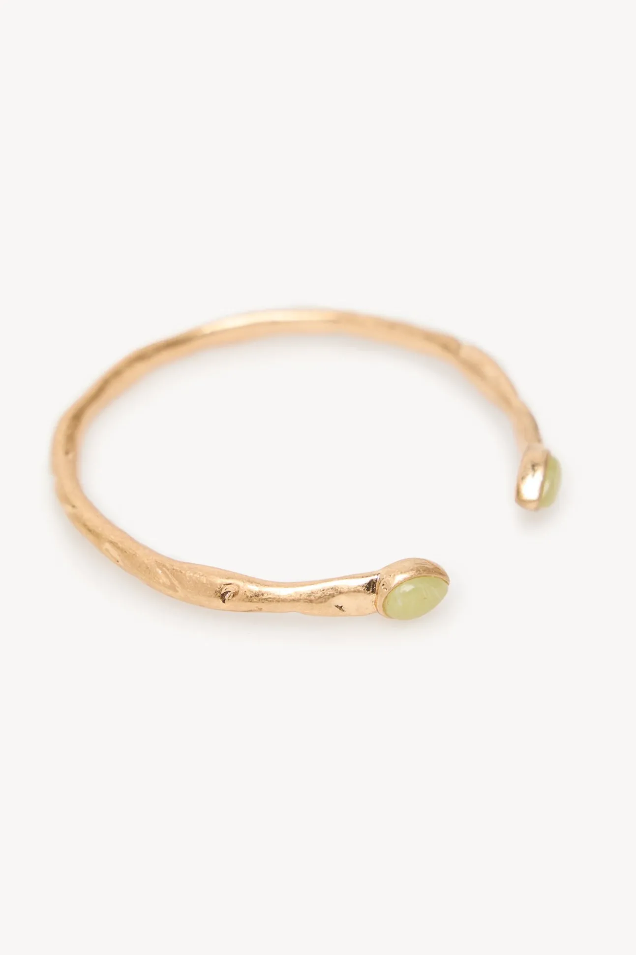 Leslie. Pulseira de pedra banhada a ouro