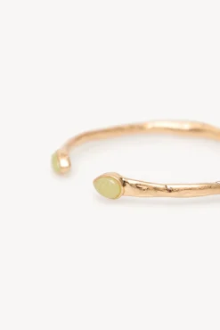 Leslie. Pulseira de pedra banhada a ouro