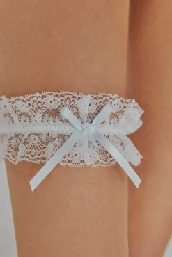 Liga bordada com laçada em branco