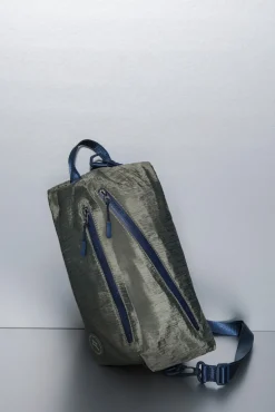 Mala de ombro em nylon cáqui acetinado