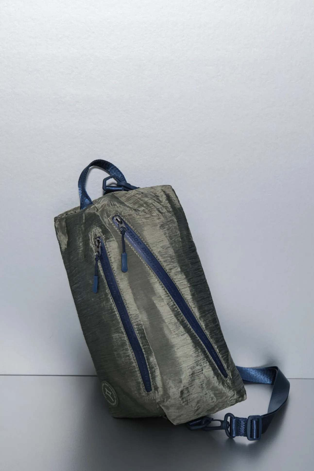 Mala de ombro em nylon cáqui acetinado