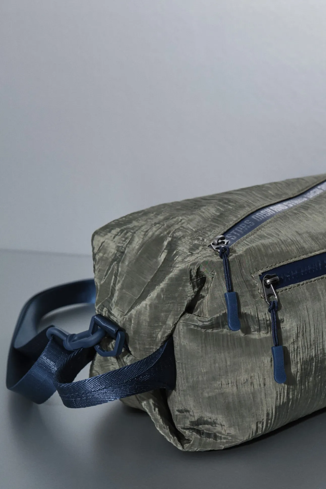 Mala de ombro em nylon cáqui acetinado