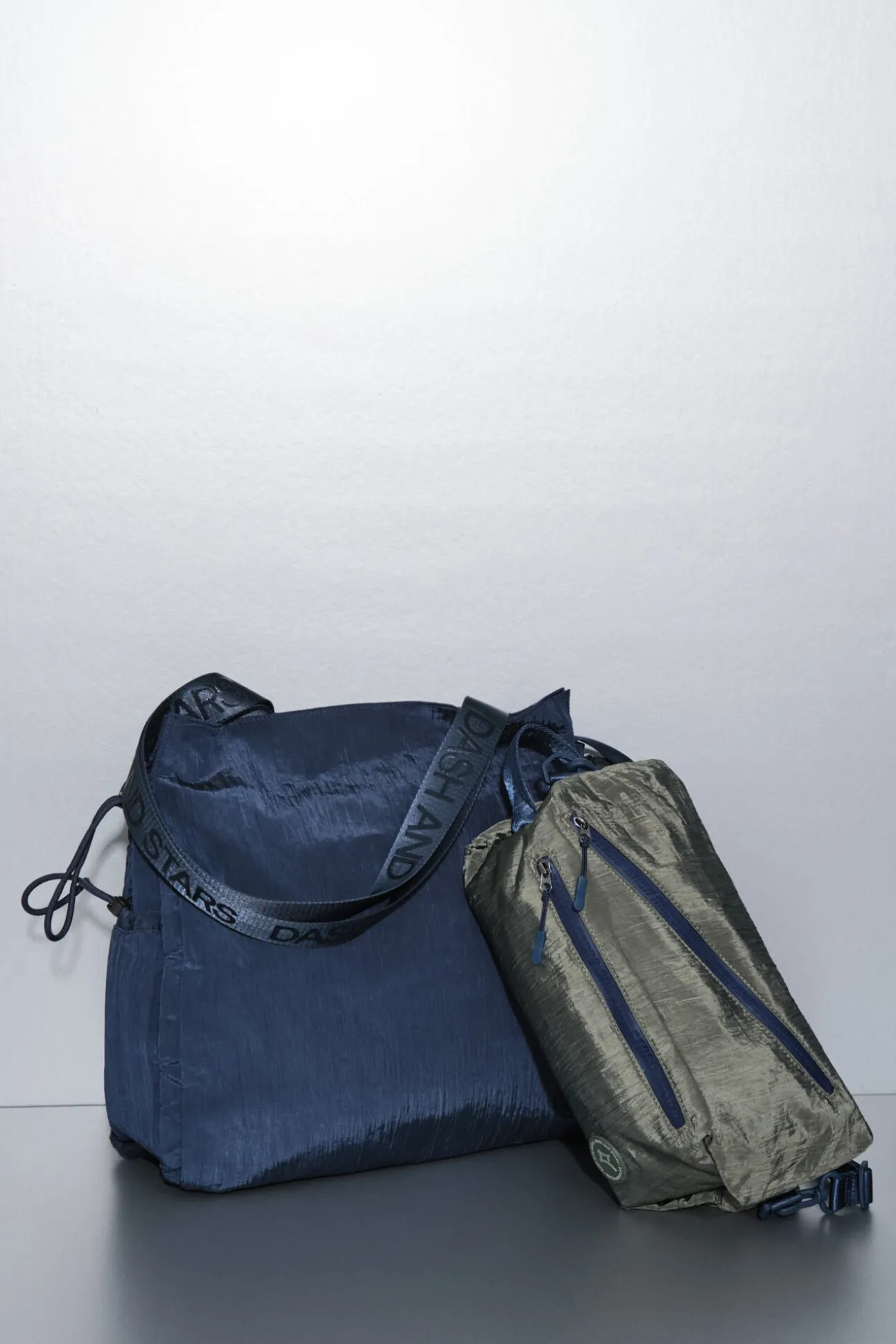 Mala de ombro em nylon cáqui acetinado