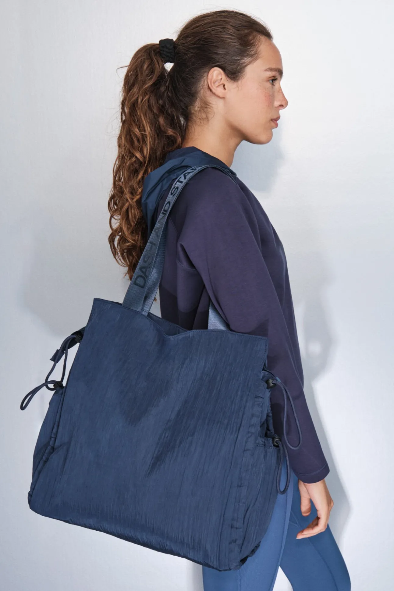 Mala tote de nylon acetinado azul