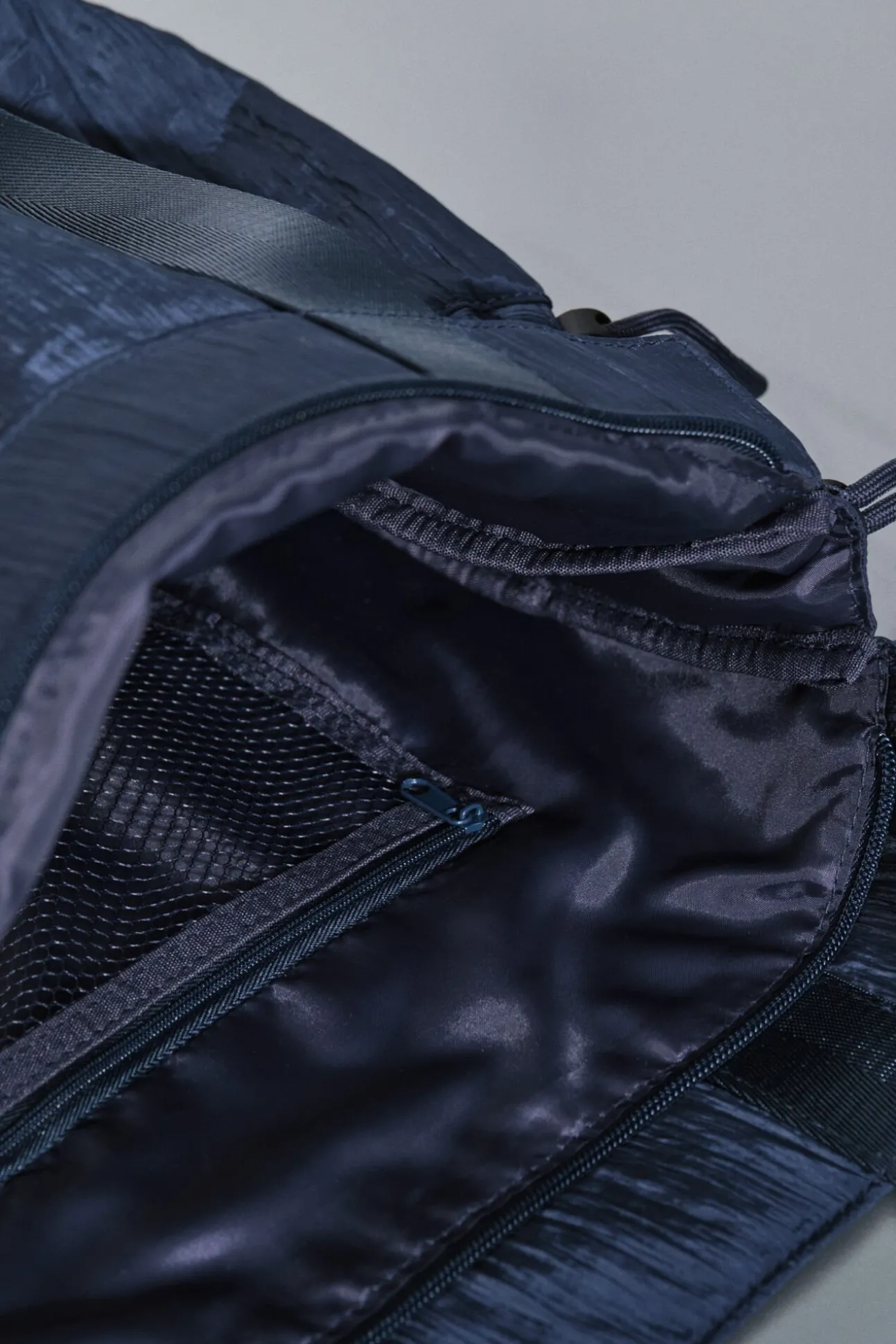 Mala tote de nylon acetinado azul