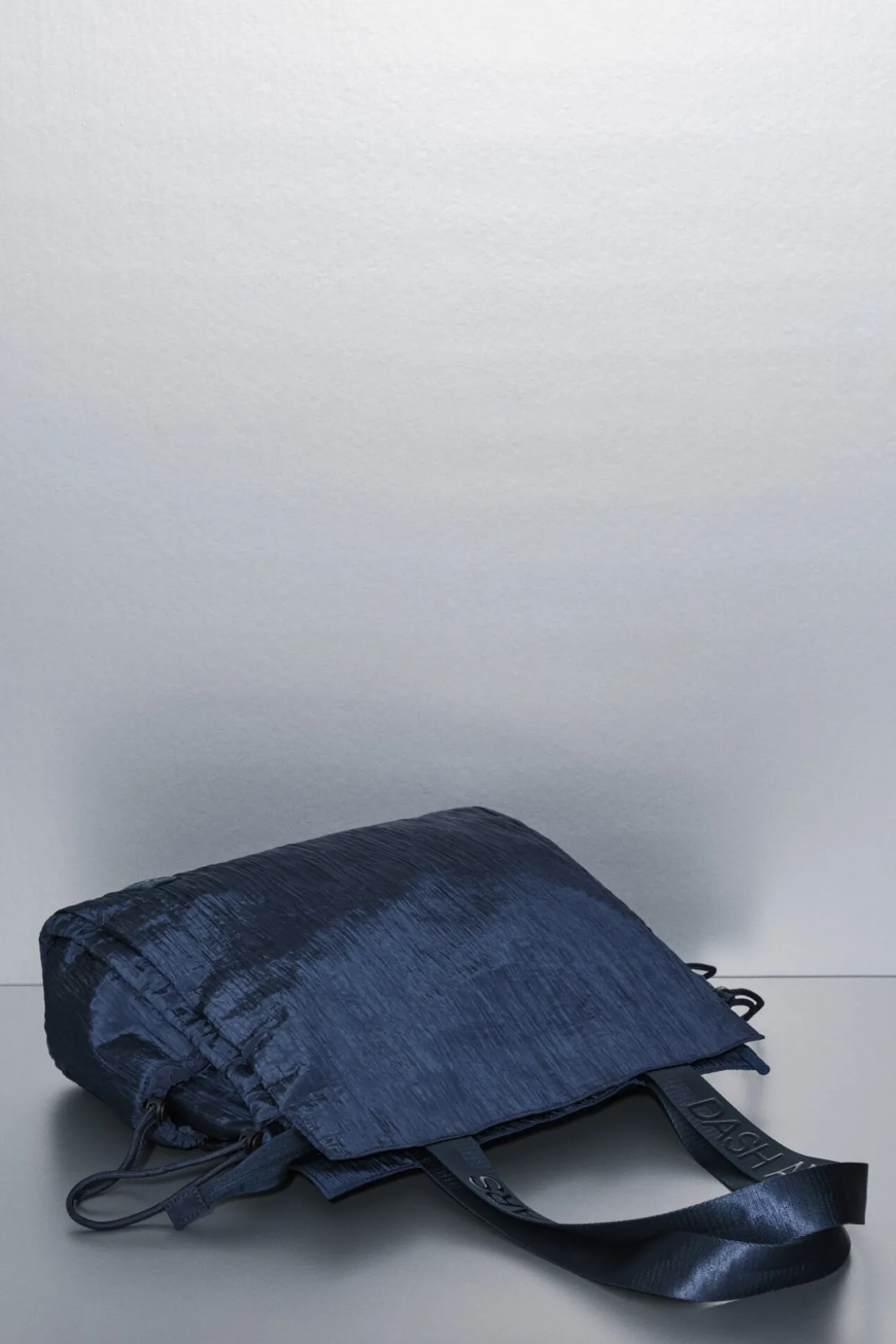 Mala tote de nylon acetinado azul
