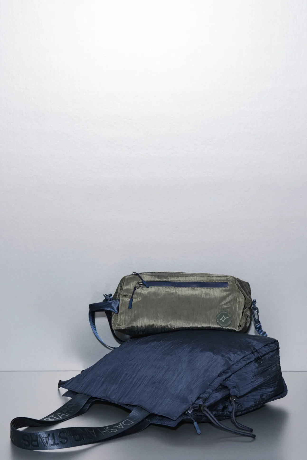 Mala tote de nylon acetinado azul