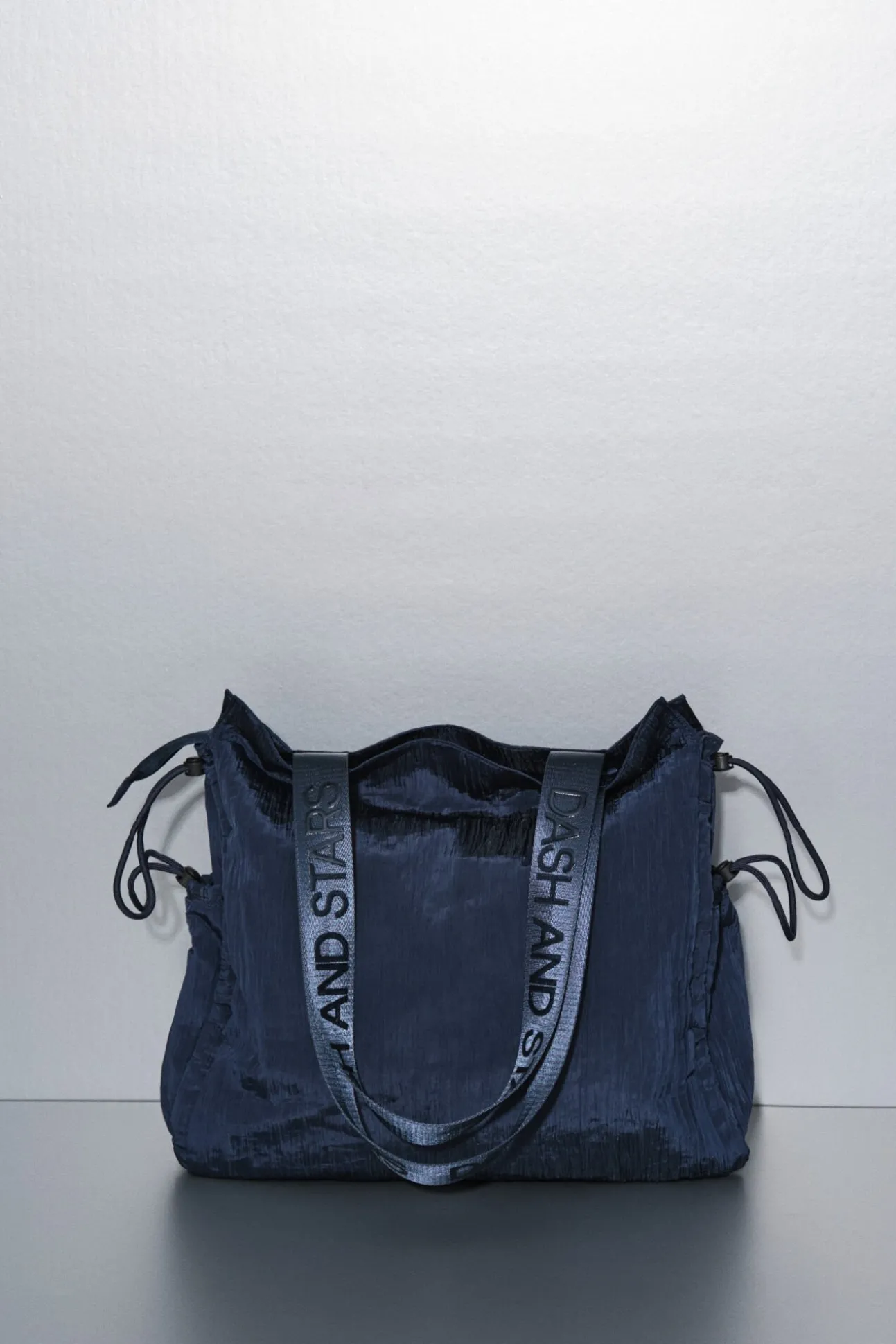 Mala tote de nylon acetinado azul