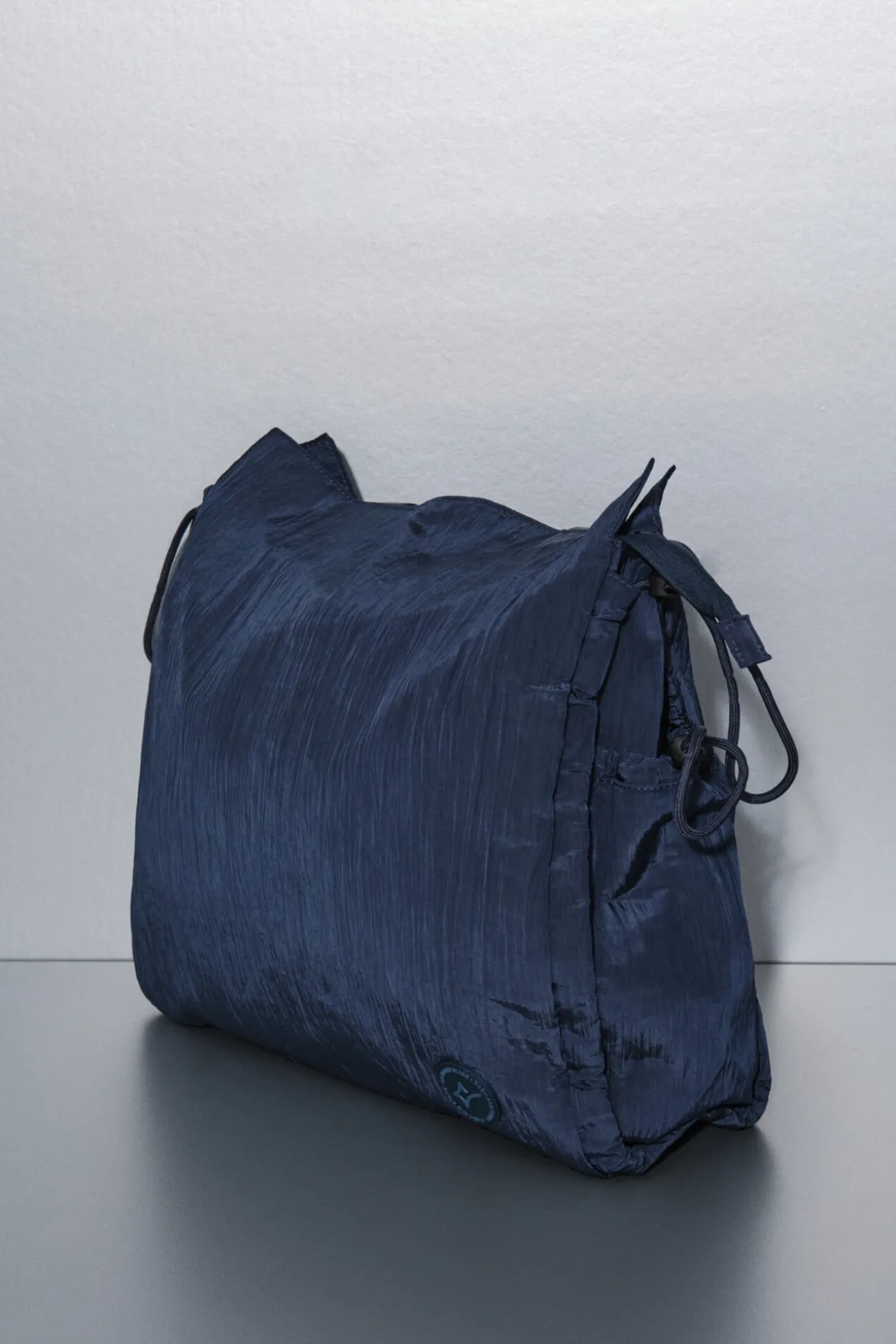 Mala tote de nylon acetinado azul