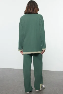 Malha de calça e T-shirt de malha com vivo