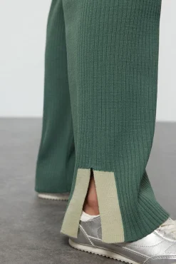 Malha de calça e T-shirt de malha com vivo