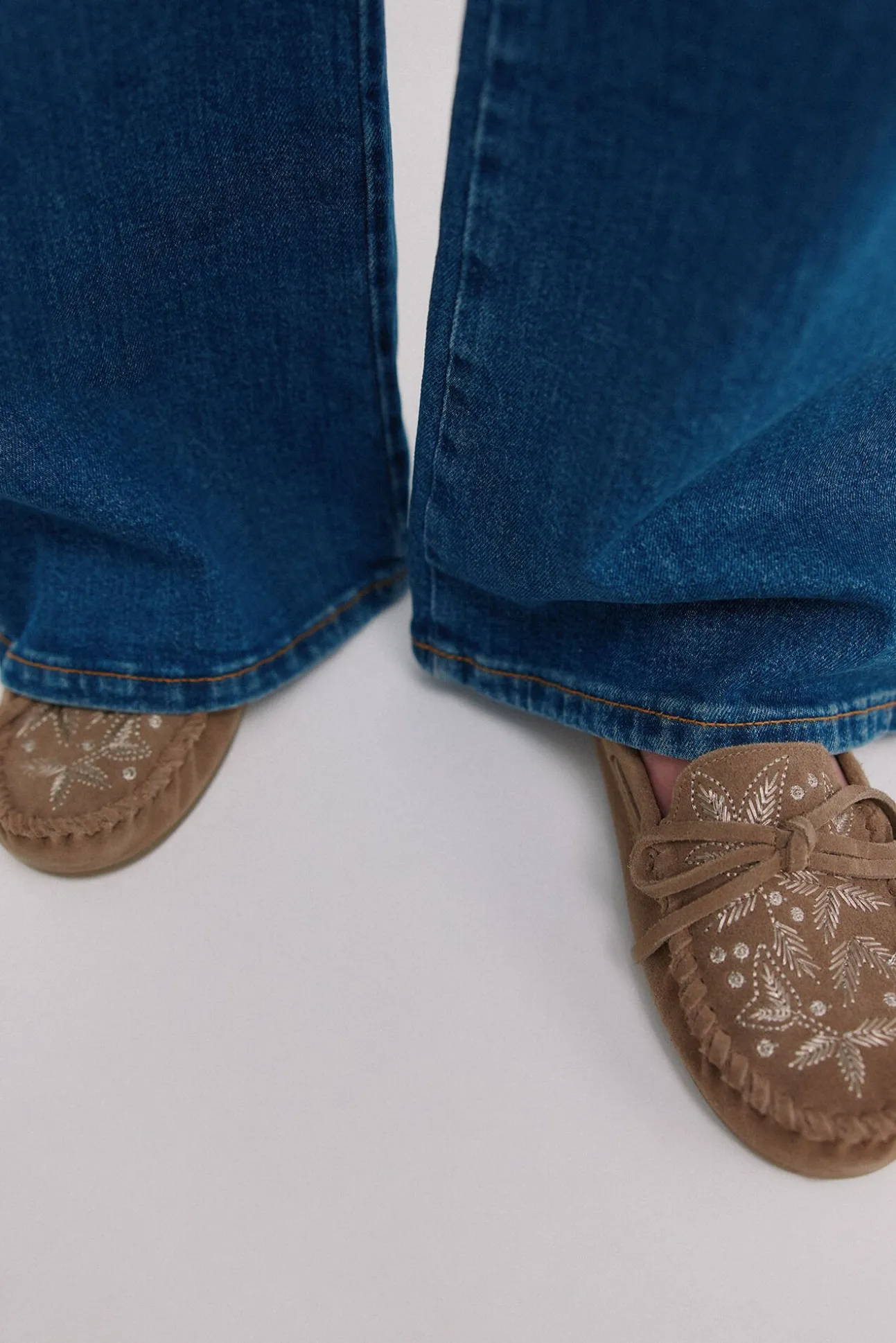 Marcela. Mocassins de croute bordados