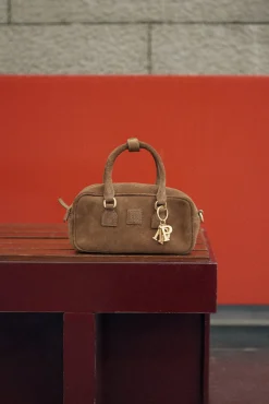 mini bolsa de boliche com mala de tiracolo de pele