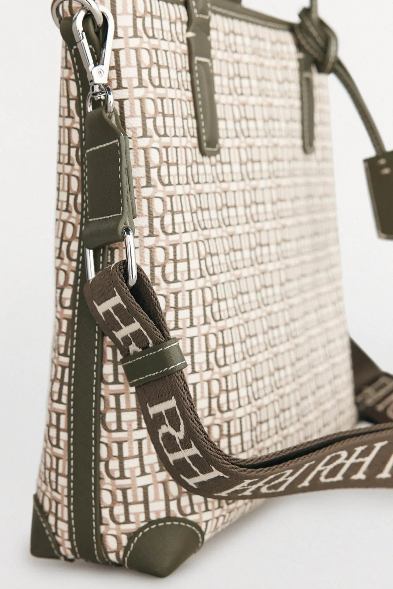 mini bolsa de mala de tiracolo tipo tote com monograma