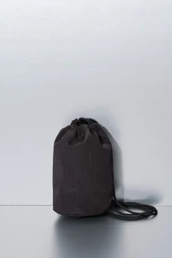 Mini mala de ombro em nylon acetinado preto