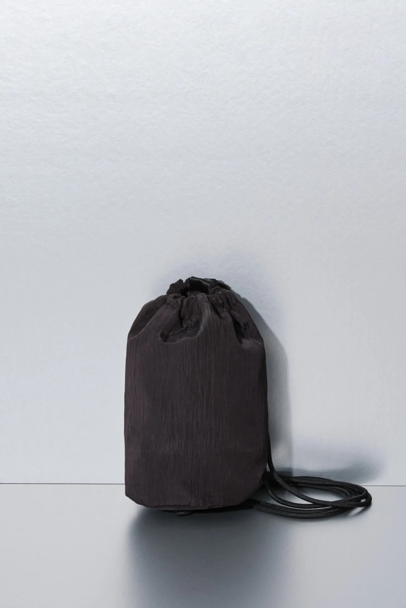 Mini mala de ombro em nylon acetinado preto