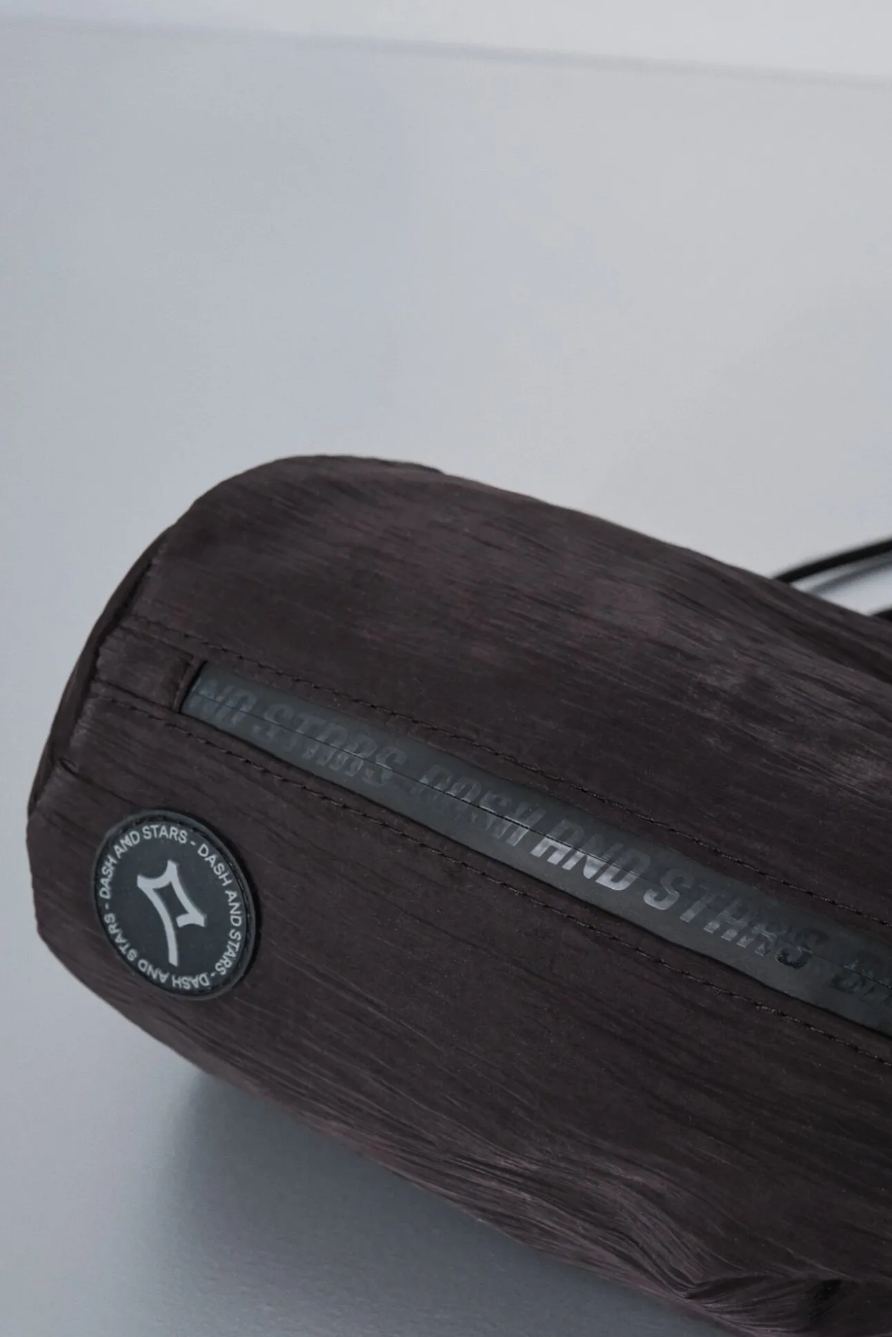 Mini mala de ombro em nylon acetinado preto