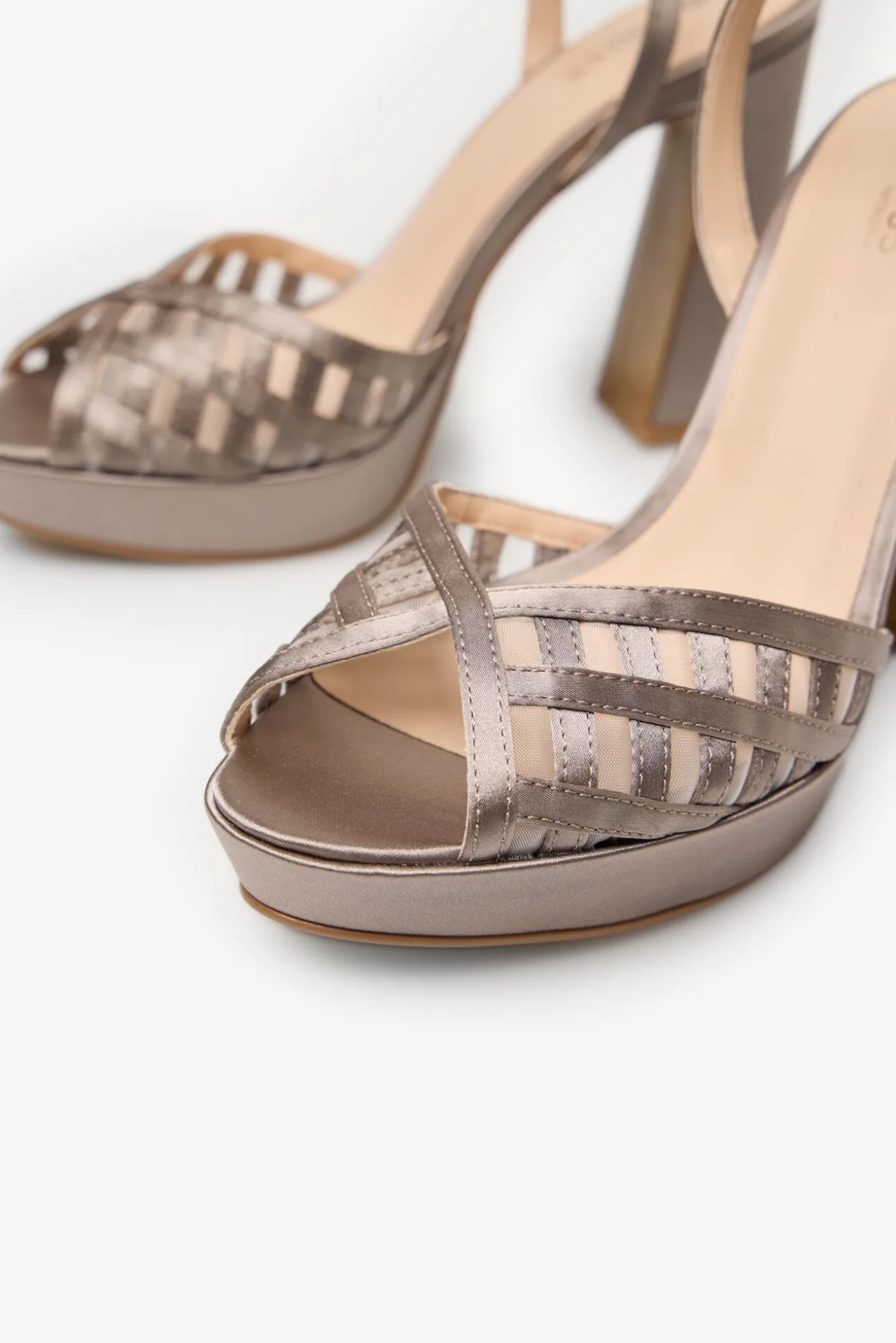 Naiara. Sandália de salto de cetim
