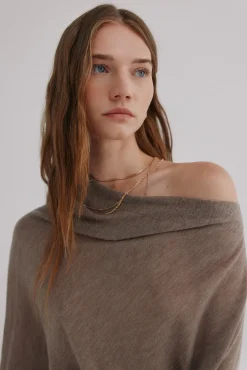 Nica. Camisola com decote assimétrico