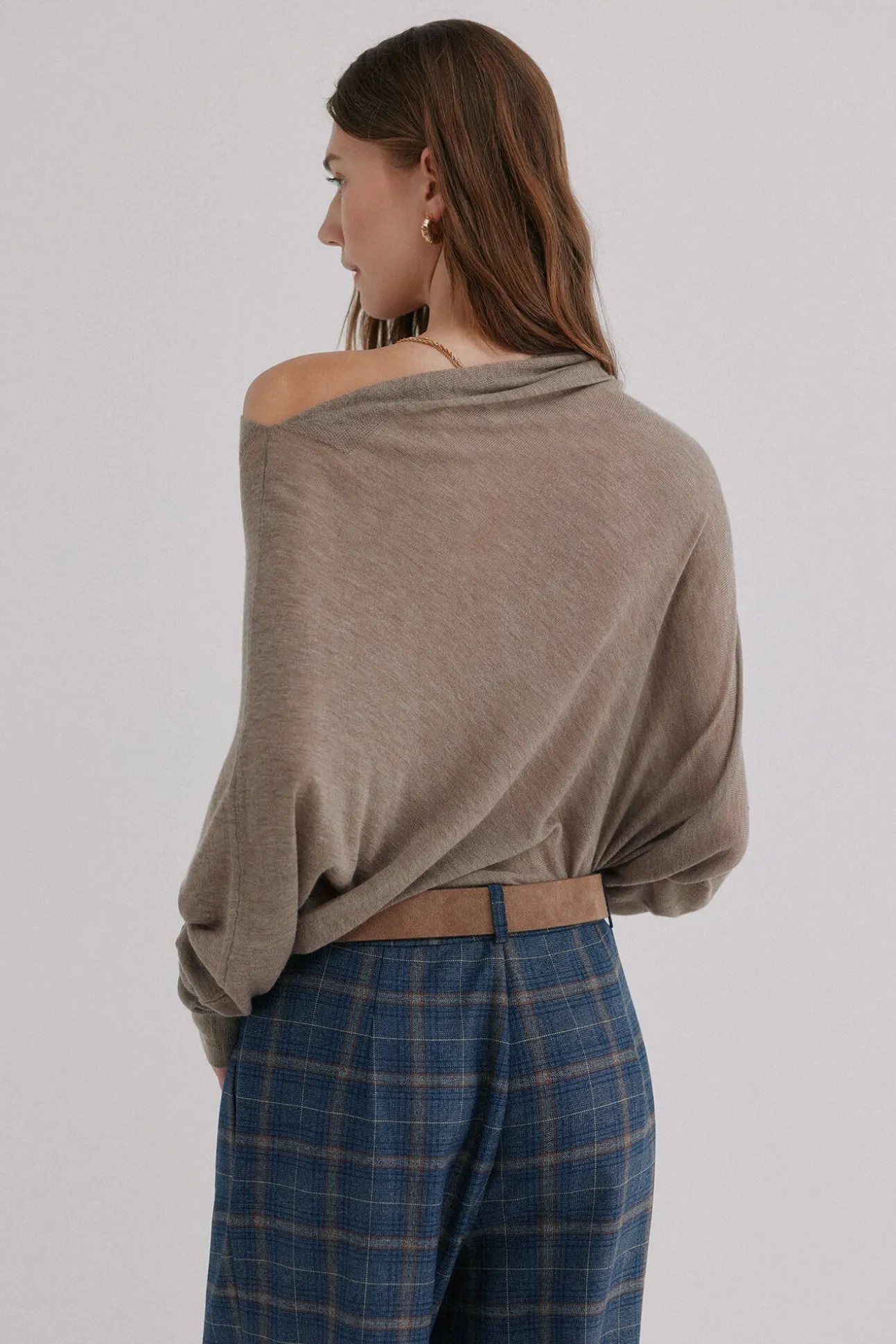 Nica. Camisola com decote assimétrico