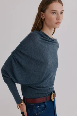 Nica. Camisola com decote assimétrico