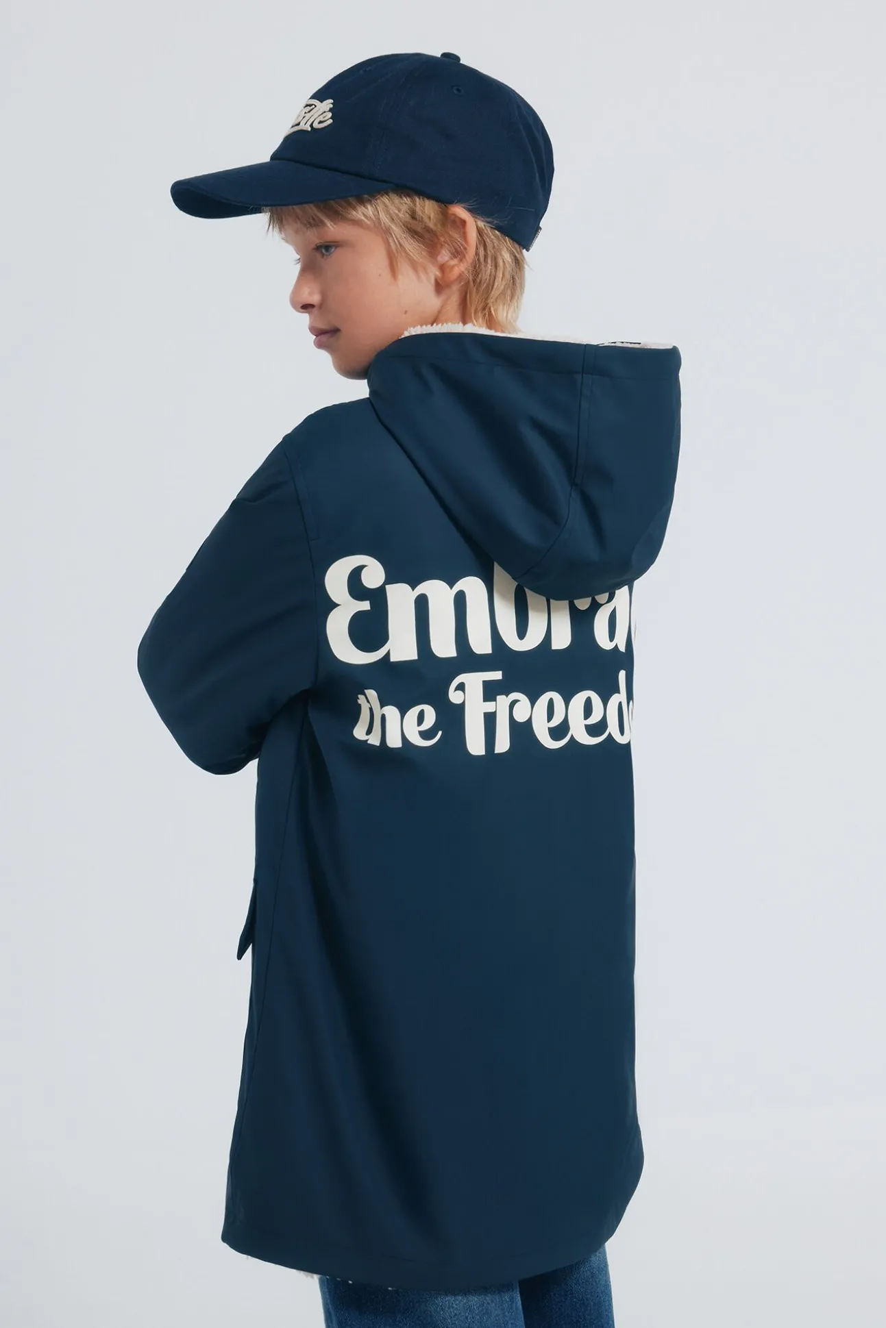 Parka azul marinho com frase para criança
