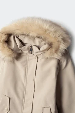 Parka de pele com capuz para menina