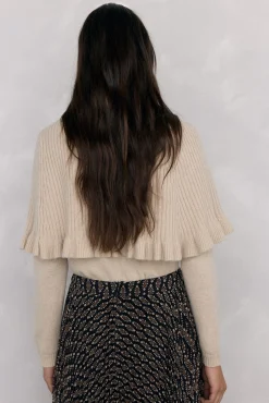 Peça dupla de camisola e peça com detalhe de folho