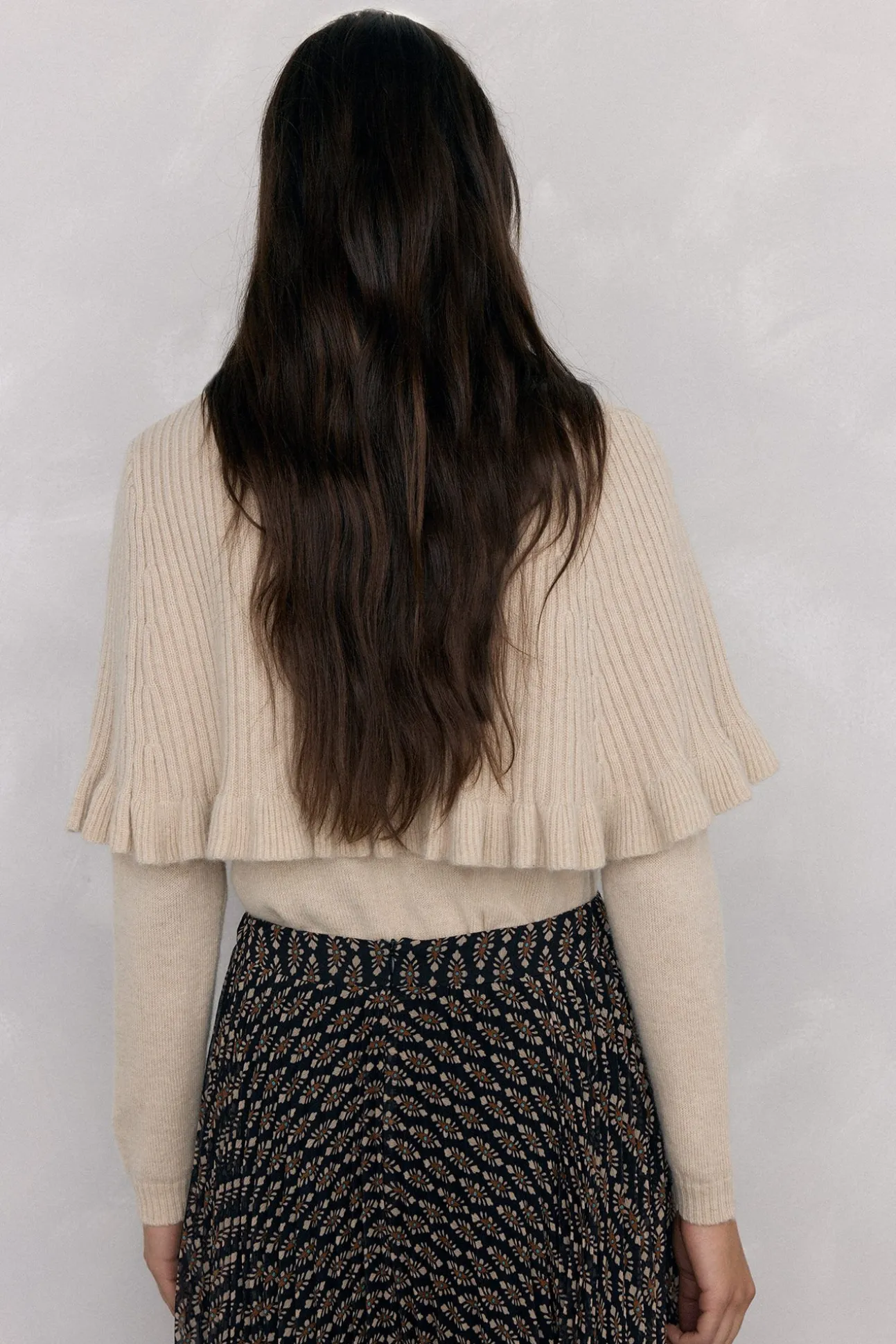 Peça dupla de camisola e peça com detalhe de folho