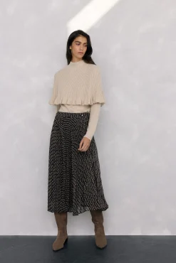 Peça dupla de camisola e peça com detalhe de folho
