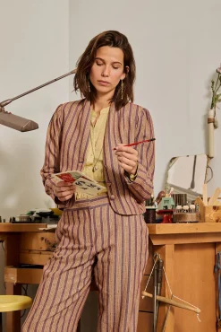 Phoebe. Calça riscas