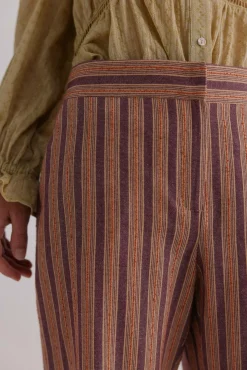 Phoebe. Calça riscas
