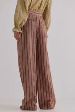 Phoebe. Calça riscas