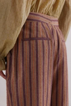Phoebe. Calça riscas