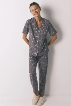 Pijama camiseiro 100% algodão cinza com estampado astral
