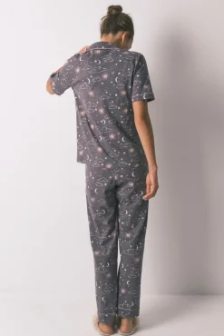 Pijama camiseiro 100% algodão cinza com estampado astral