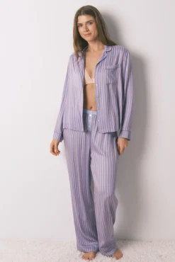 Pijama camiseiro longa de cetim com estampa riscas