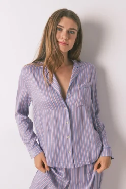 Pijama camiseiro longa de cetim com estampa riscas
