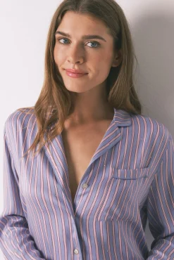 Pijama camiseiro longa de cetim com estampa riscas