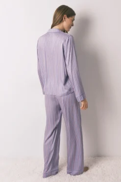 Pijama camiseiro longa de cetim com estampa riscas