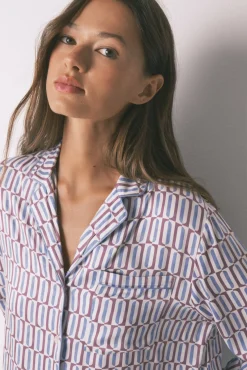 Pijama camiseiro longo de cetim com estampa geométrica