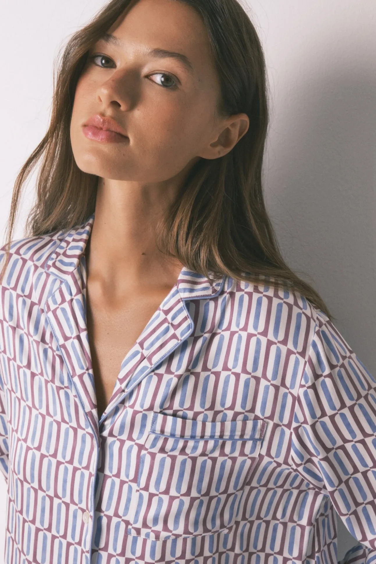 Pijama camiseiro longo de cetim com estampa geométrica