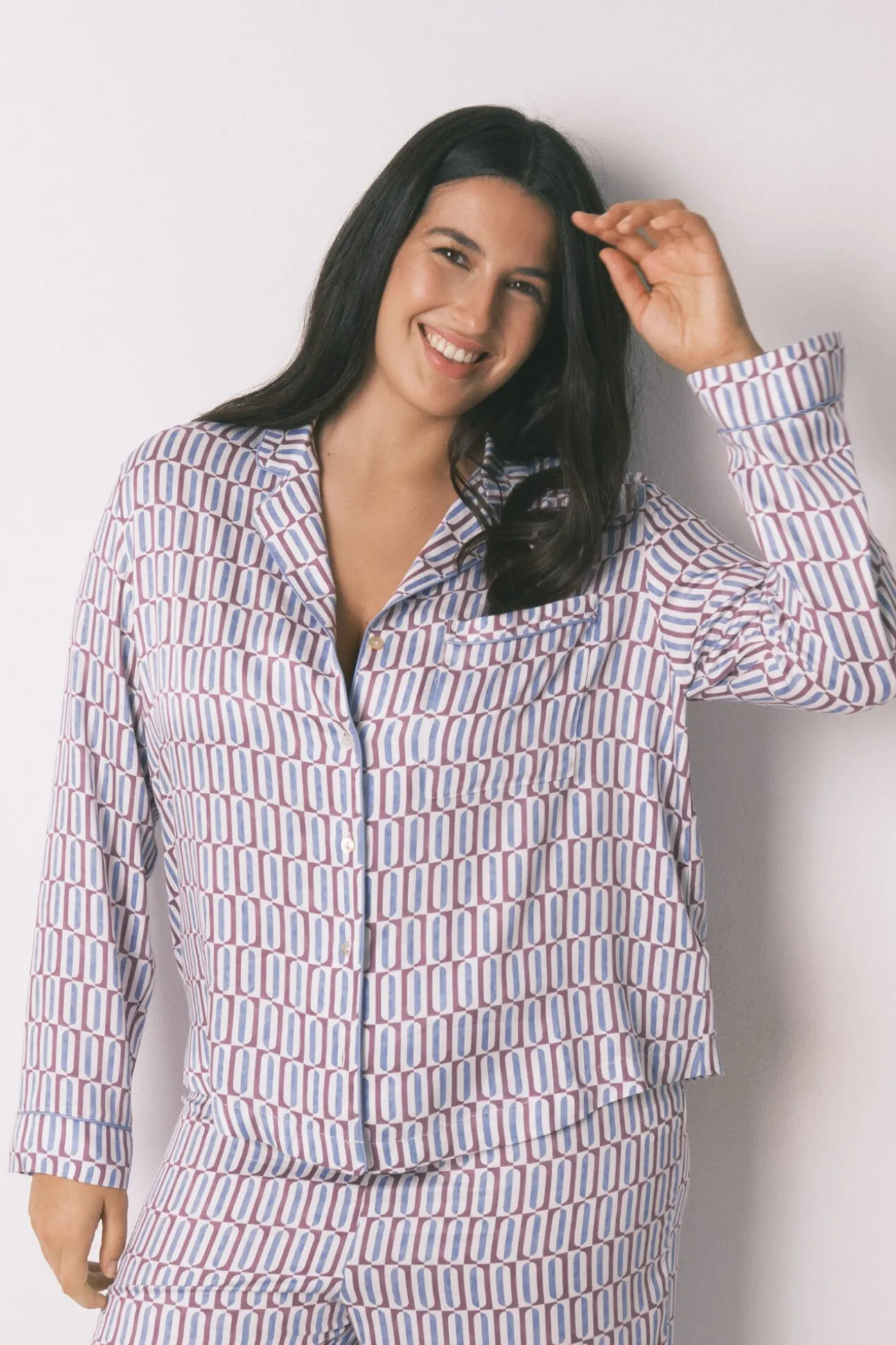 Pijama camiseiro longo de cetim com estampa geométrica