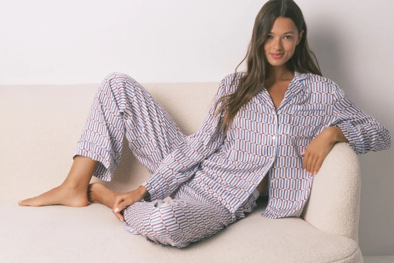Pijama camiseiro longo de cetim com estampa geométrica