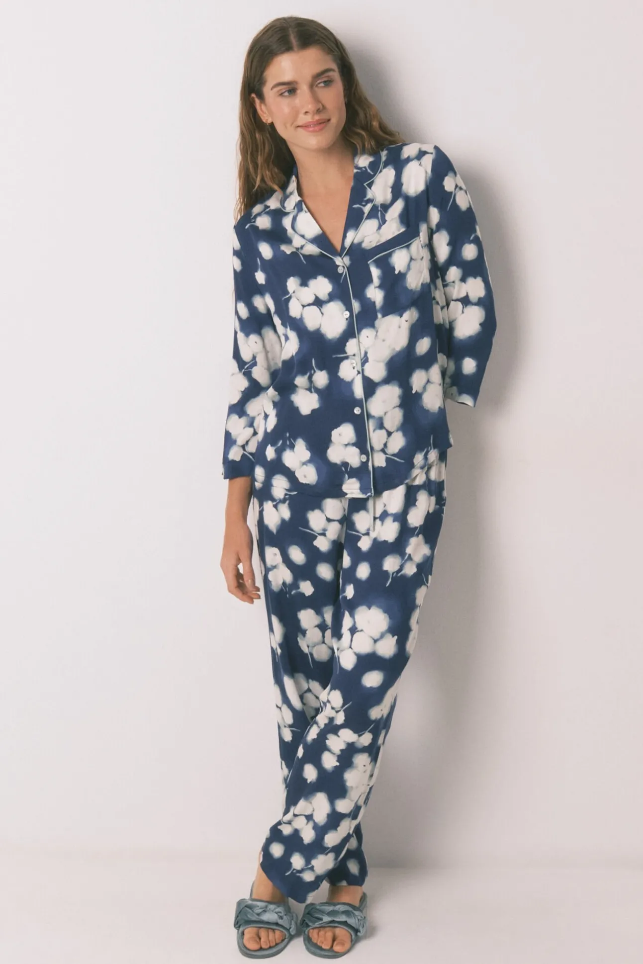 Pijama camiseiro longo de viscose floral azul