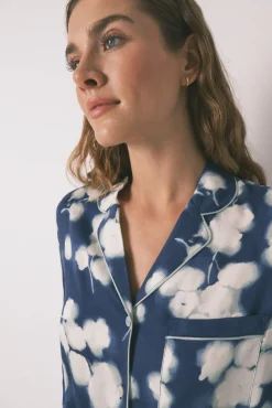 Pijama camiseiro longo de viscose floral azul