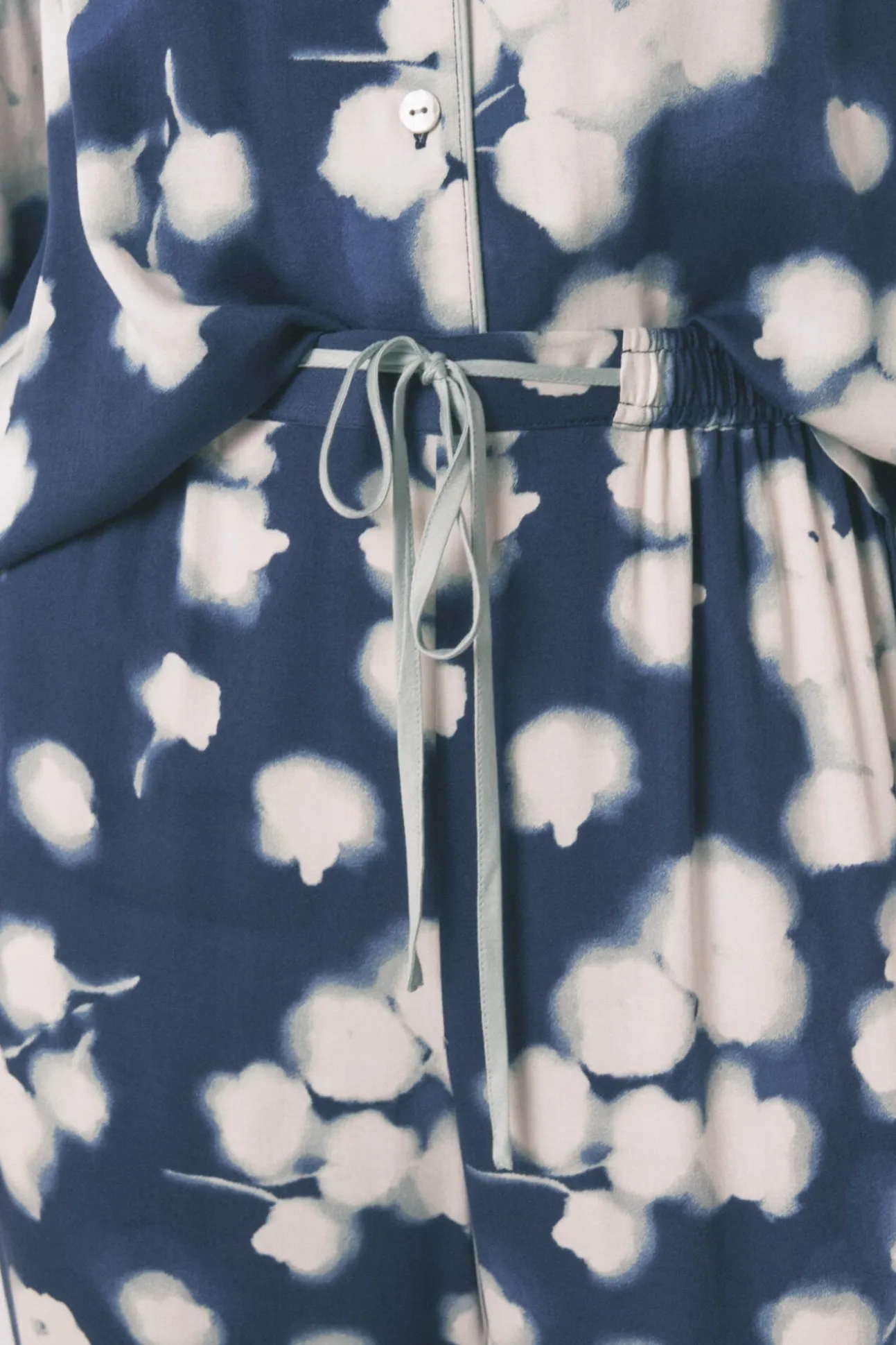 Pijama camiseiro longo de viscose floral azul