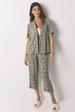 Pijama capri de viscose com flores cáqui